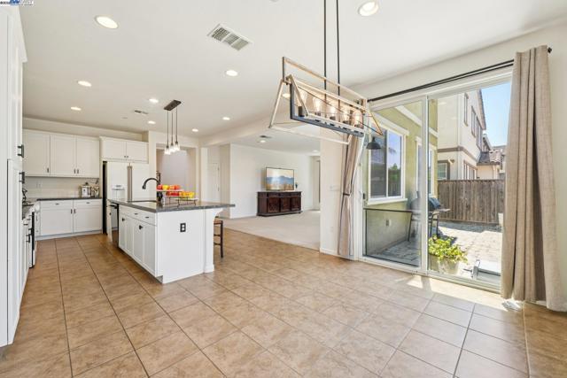 4778 Hawkins St, Antioch CA: https://media.crmls.org/mediaz/389da482-744c-40b5-8e93-9bc8a1ae51a9.jpg