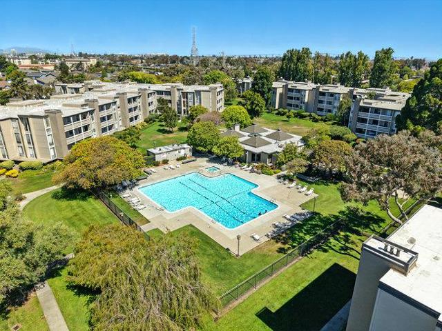 1051 Beach Park Boulevard, Foster City CA: https://media.crmls.org/mediaz/389db30a-6a19-4ffd-aa36-e6e43c553448.jpg