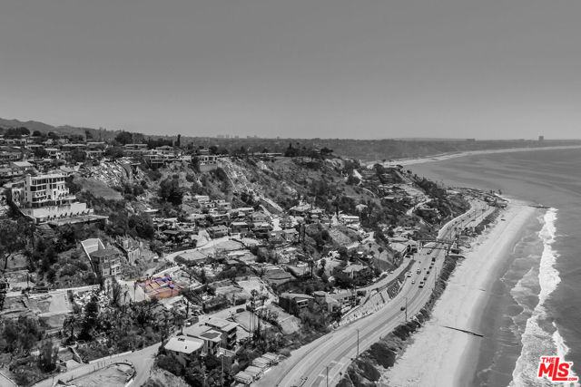 17810 Castellammare Drive, Pacific Palisades CA: https://media.crmls.org/mediaz/389ec6e9-d1a0-492a-b5a0-0e1b01f91106.jpg