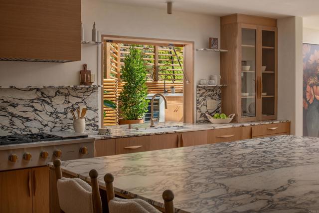 Detail Gallery Image 10 of 56 For 14847 Vista Del Oceano, Del Mar,  CA 92014 - 5 Beds | 4 Baths