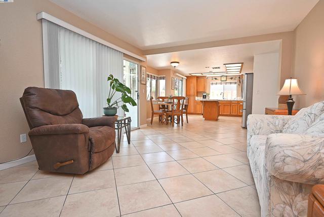 4525 Wolverine Way, Antioch CA: https://media.crmls.org/mediaz/389f86d1-ef9b-49c8-a1b7-2877add99fbb.jpg