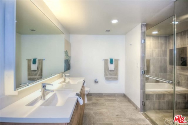 3785 WILSHIRE Boulevard, Los Angeles, California 90010, 2 Bedrooms Bedrooms, ,2 BathroomsBathrooms,Condominium,For Sale,WILSHIRE,21701768