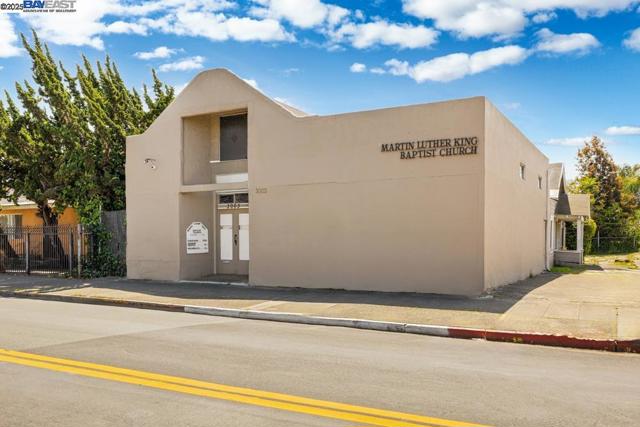 3003 School St, Oakland CA: https://media.crmls.org/mediaz/38a03ee5-e91b-4e7f-9dbf-f5705162ef9d.jpg