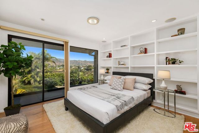 29417 Bluewater Road, Malibu CA: https://media.crmls.org/mediaz/38a06e8c-1878-4968-9938-8d713e1bc77c.jpg