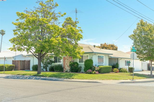 14510 Locust St, San Leandro CA: https://media.crmls.org/mediaz/38a073ad-6730-4c65-b92a-db371b528d5d.jpg