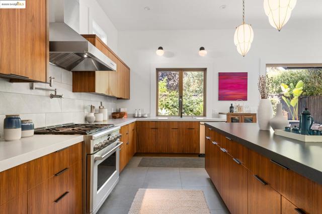 5734 Maccall St, Oakland CA: https://media.crmls.org/mediaz/38a1eec5-31c0-46a4-aeab-012d1d43b2b9.jpg