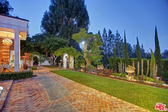 725 N Faring Road, Los Angeles CA: https://media.crmls.org/mediaz/38a2b5c3-0379-4fbf-ac73-2ffdf003ba6f.jpg