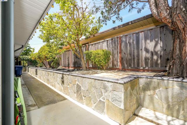5893 Highwood Rd, Castro Valley CA: https://media.crmls.org/mediaz/38a3d8ed-a7c9-4f1e-a2f8-10097d14c3c9.jpg