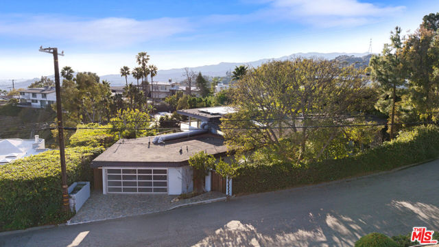 1470 N Tigertail Road, Los Angeles CA: https://media.crmls.org/mediaz/38a41103-9c1b-433b-b1e5-e2e0140a229c.jpg