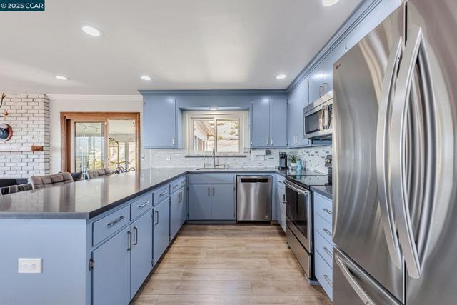 10540 Englewood Dr, Oakland CA: https://media.crmls.org/mediaz/38a420be-1de9-424f-9e01-cbc4c732a3d0.jpg