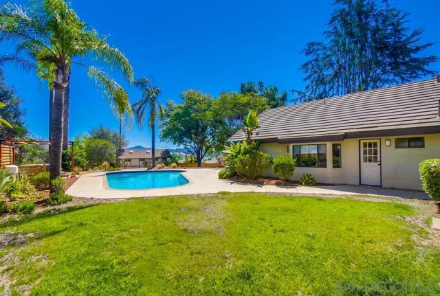 2336 Rancho Diego Ct, Escondido CA: https://media.crmls.org/mediaz/38a45df3-c500-4424-abb0-163d43076e69.jpg