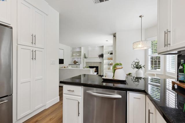 1687 Silverwood Ct, Danville CA: https://media.crmls.org/mediaz/38a478a5-db7a-457c-aee5-12e2ce1f760c.jpg