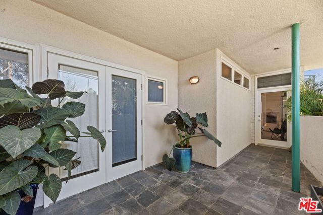 2115 3rd Street, Santa Monica CA: https://media.crmls.org/mediaz/38a5e4d7-f16c-4ea4-8bcb-f5d5eb6ca7d8.jpg