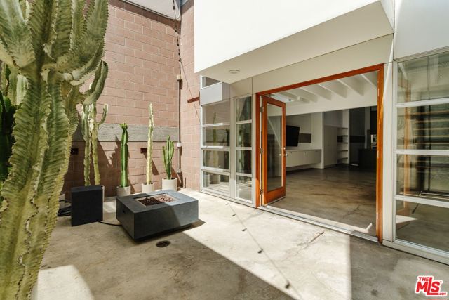 1132 5th Avenue, Venice CA: https://media.crmls.org/mediaz/38a5ed74-a397-4be9-a287-f9533282952e.jpg