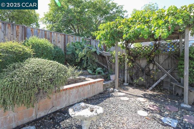 2465 Buena Vista Ave, Walnut Creek CA: https://media.crmls.org/mediaz/38a6ed38-0c22-4f9c-be83-59da3ae7a9b0.jpg