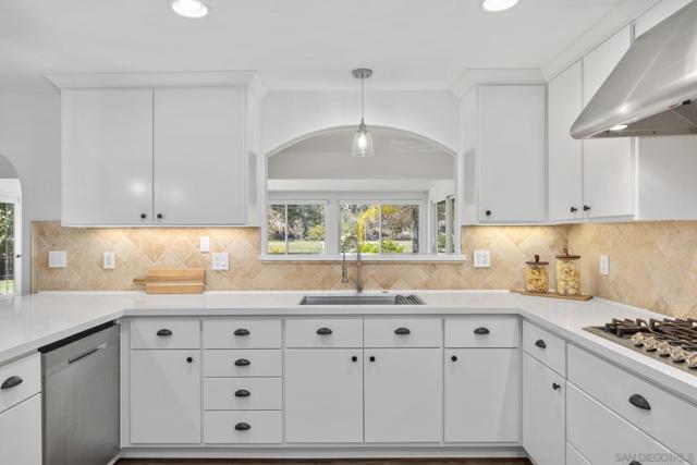 17268 Bernardo Oaks Dr, San Diego CA: https://media.crmls.org/mediaz/38a89f4e-7fb2-405b-9108-3580120a8002.jpg