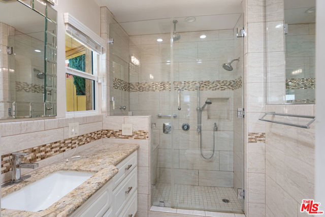 5183 Obama Boulevard, Los Angeles CA: https://media.crmls.org/mediaz/38aa2b14-496f-4354-b092-c774dcdb2479.jpg