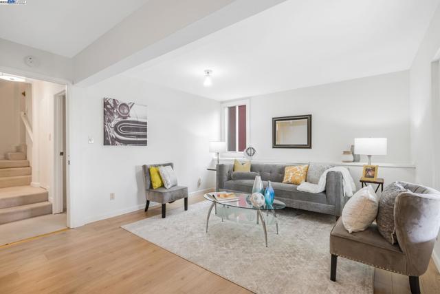 812 Washington Ave, Albany CA: https://media.crmls.org/mediaz/38adcbae-b390-4b0a-962d-f70a34eb94e8.jpg