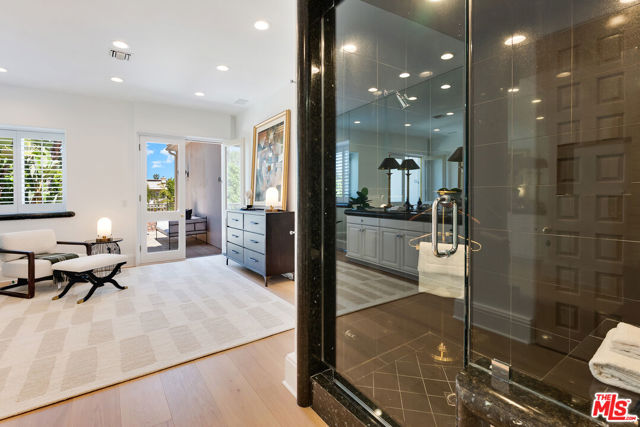 812 N Bedford Drive, Beverly Hills CA: https://media.crmls.org/mediaz/38aeeda0-8ae5-4b45-a124-753f0978df4e.jpg