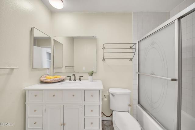 Detail Gallery Image 14 of 27 For 1940 N Highland Ave #10,  Los Angeles,  CA 90068 - 2 Beds | 2 Baths
