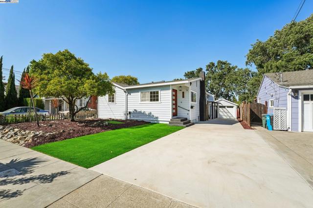 431 Alameda De Las Pulgas, Redwood City CA: https://media.crmls.org/mediaz/38afafb9-8d2e-4b3b-b0ff-85614a87a0dc.jpg