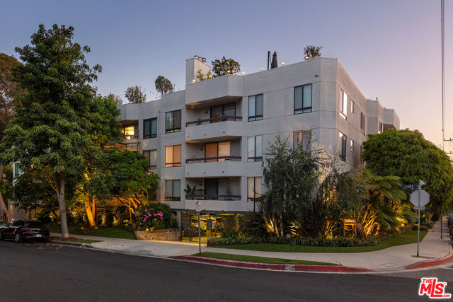 851 N Kings Road, West Hollywood CA: https://media.crmls.org/mediaz/38b06de9-fc69-4e68-bbac-1d9006c8d4f2.jpg