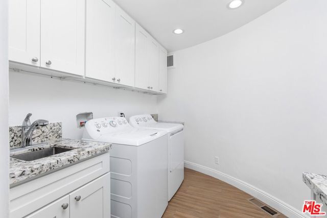 16894 Encino Hills Drive, Encino CA: https://media.crmls.org/mediaz/38b07ad4-b1aa-4229-8e81-0f502cf1f8d8.jpg