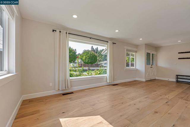 5891 Caulfield Dr, Clayton CA: https://media.crmls.org/mediaz/38b08c6c-235e-49c6-9fa1-7d050b2ea802.jpg