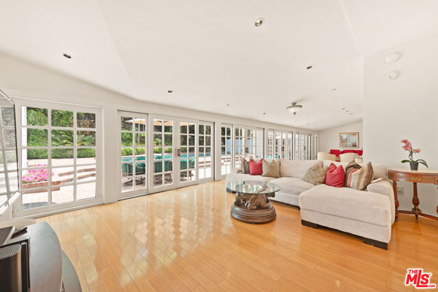 1148 COLDWATER CANYON Drive, Beverly Hills CA: https://media.crmls.org/mediaz/38b09678-2311-4197-bb84-d2dac491158b.jpg