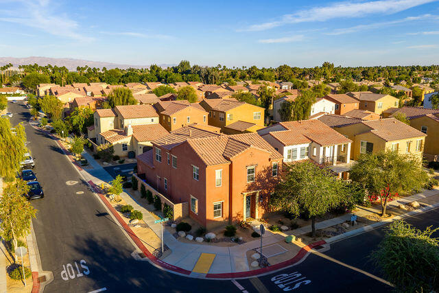 551 Via De La Paz, Palm Desert CA: https://media.crmls.org/mediaz/38b24db4-46f4-48a5-927f-a064f202baff.jpg