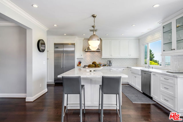 8407 Skyline Drive, Los Angeles CA: https://media.crmls.org/mediaz/38b312be-111d-4e06-ada0-ecf49bc6a2a7.jpg