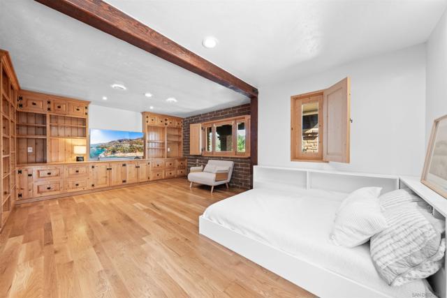 Image 51 of 75 For 1951 Cloverdale Rd