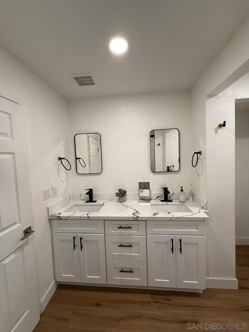 https://media.crmls.org/mediaz/38b424f8-f494-4f7c-b042-536b57466d4a.jpg?preset=X-Large