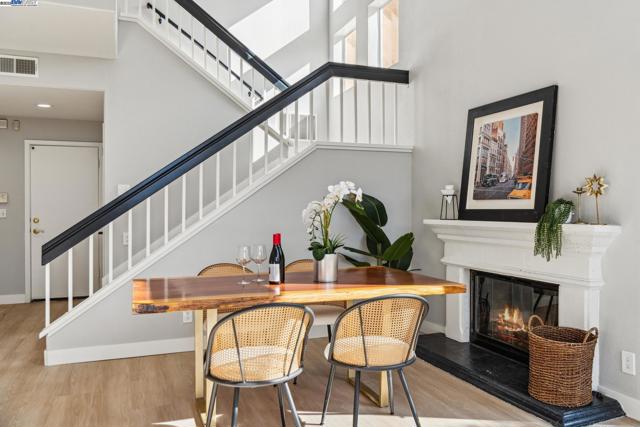121 Jervis Bay, Alameda CA: https://media.crmls.org/mediaz/38b4a82b-9fcd-41b6-b065-41480f34df90.jpg