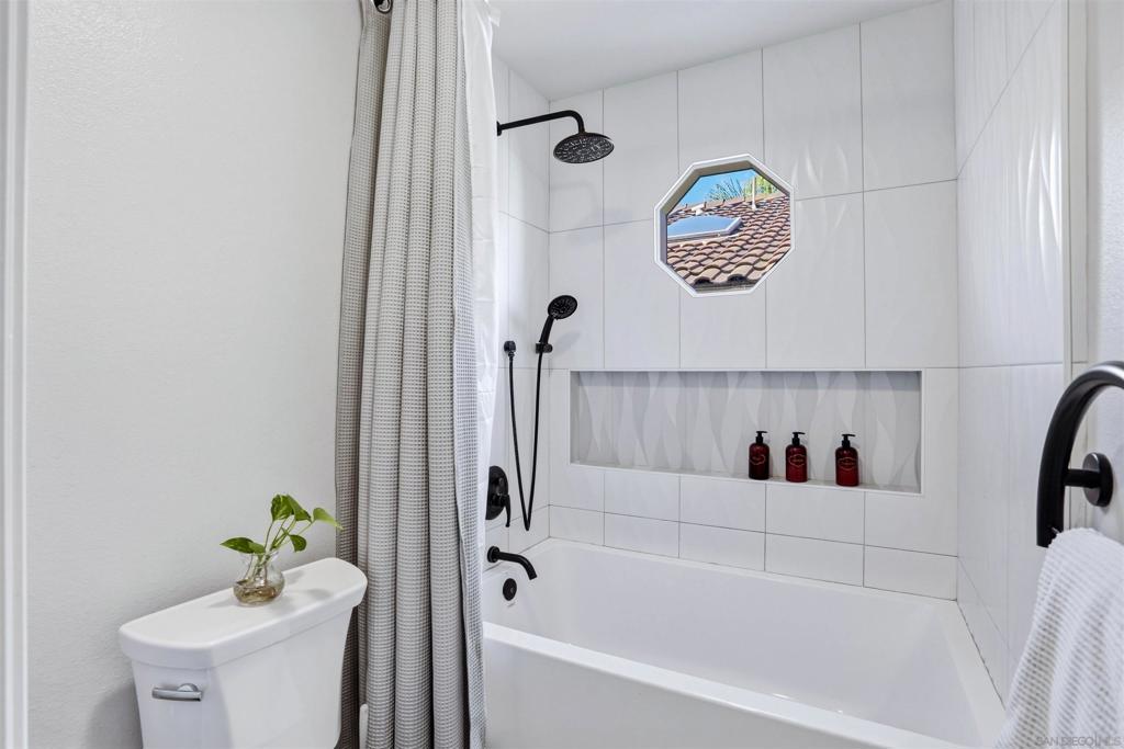 https://media.crmls.org/mediaz/38b52f49-82a3-41dd-9c37-61505eb665f1.jpg?preset=X-Large