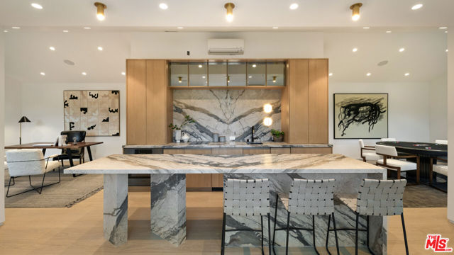 901 N Whittier Drive, Beverly Hills CA: https://media.crmls.org/mediaz/38b66ed0-3b86-4e6e-92d1-caf645adda0c.jpg