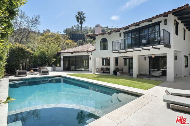 7651 Willow Glen Road, Los Angeles CA: https://media.crmls.org/mediaz/38b6773d-9779-492f-becc-0e9c375ea707.jpg