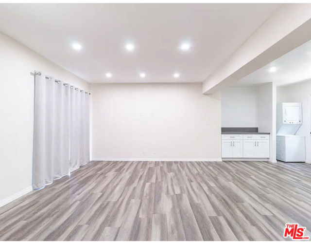 11629 1/2 Gateway Boulevard, West Los Angeles CA: https://media.crmls.org/mediaz/38b73476-1162-4e77-b10a-a5af62e24104.jpg