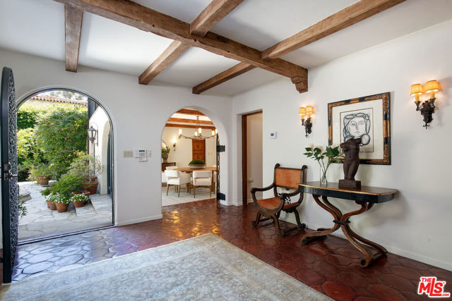 703 Walden Drive, Beverly Hills CA: https://media.crmls.org/mediaz/38b75417-fa19-4928-8409-b27b58d9a7e8.jpg