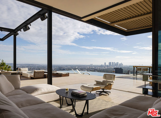 1305 Collingwood Place, Los Angeles CA: https://media.crmls.org/mediaz/38b77712-37b5-482c-aeb6-10616676548a.jpg