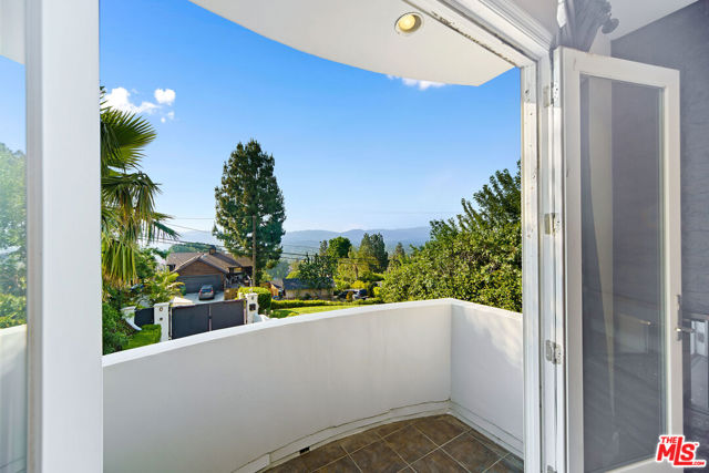 5118 Cerrillos Drive, Woodland Hills CA: https://media.crmls.org/mediaz/38b8b2f3-aacd-47e0-a79e-42985d5c6315.jpg