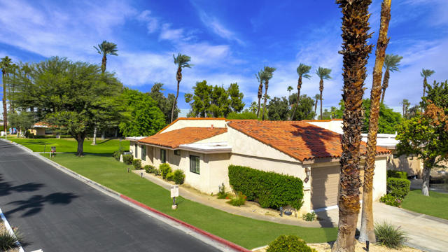 17 La Cerra Circle, Rancho Mirage CA: https://media.crmls.org/mediaz/38b8b3ce-13c4-43ac-91df-47030b461a2d.jpg