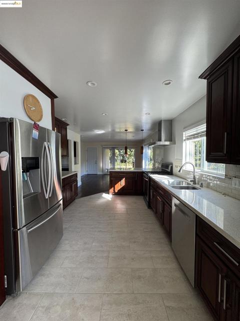 8 Juniper Way, Moraga CA: https://media.crmls.org/mediaz/38b93133-14c1-4216-bee5-c76dc5c302e2.jpg