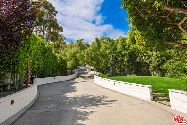 27931 Winding Way, Malibu CA: https://media.crmls.org/mediaz/38ba1a76-9348-4471-8528-bb04058a6955.jpg