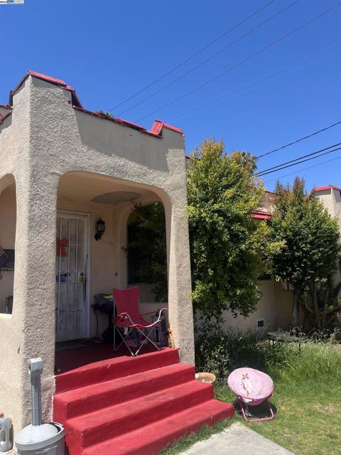 5419 S Harcourt Ave, Los Angeles CA: https://media.crmls.org/mediaz/38ba3b1d-fe7f-43a3-9368-b9d6c4784eff.jpg
