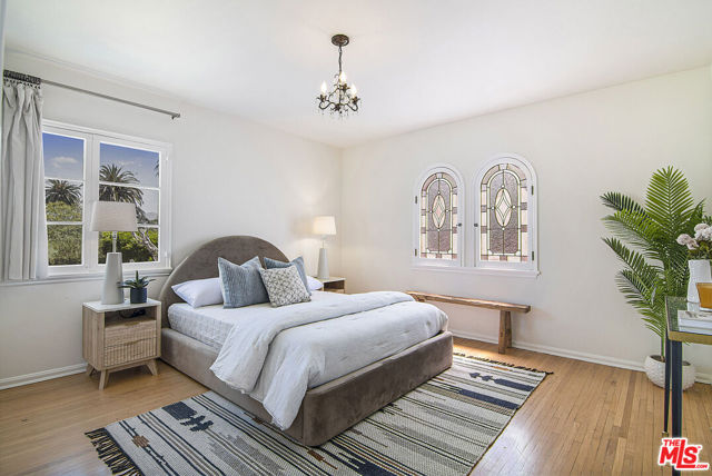 503 N Plymouth Boulevard, Los Angeles CA: https://media.crmls.org/mediaz/38ba598a-c609-43e3-97dc-f482c27490af.jpg