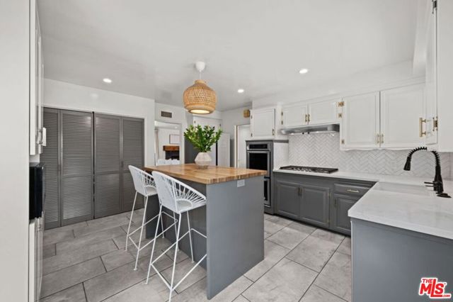 6827 Bianca Avenue, Lake Balboa CA: https://media.crmls.org/mediaz/38bb5251-fbdb-47b3-8cc4-3b2f6bfa23aa.jpg