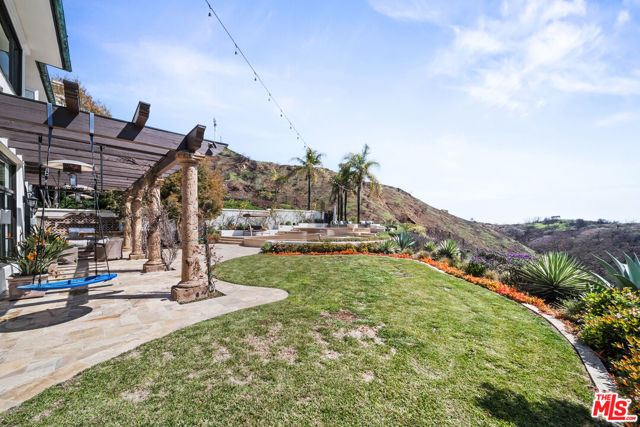 1821 Chastain, Pacific Palisades CA: https://media.crmls.org/mediaz/38bde794-b20e-47bc-8ca4-948d33beaba0.jpg