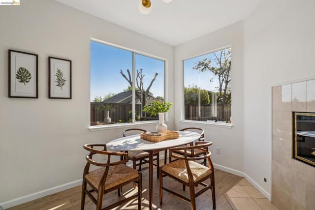 2004 Fries Ct, Martinez CA: https://media.crmls.org/mediaz/38bdeaf6-91b9-4111-8c2f-2ca830f42901.jpg