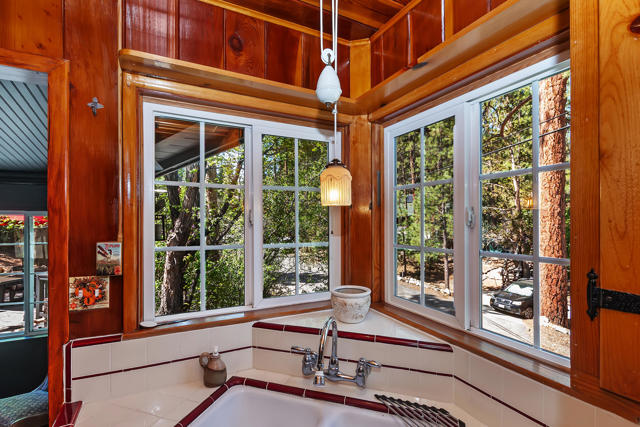 300 E Aeroplane Boulevard, Big Bear CA: https://media.crmls.org/mediaz/38bf59f9-48bc-4ca5-a188-999315f4fc58.jpg